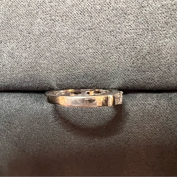 Baguette and Round Diamond Band in 14K White Gold. Size 6 - Picture 4 of 4